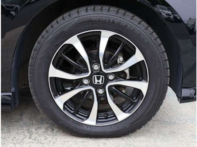 ◆純正のアルミホイールです！純正のいいところは車のデザインに合わせてアルミもデザインされていますので、相性がよく見た目も格好いいです。走行安定性も優れていますよ！◆