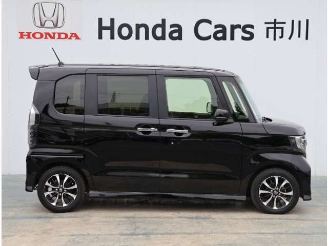 リアドアは両側スライドドア（両側電動スライドドア）です！スライドドアのお車ですと、狭いスペースでも乗り降りしやすいです。また、ワンアクションで開閉可能な電動スライドドアはうれしい装備ですね！