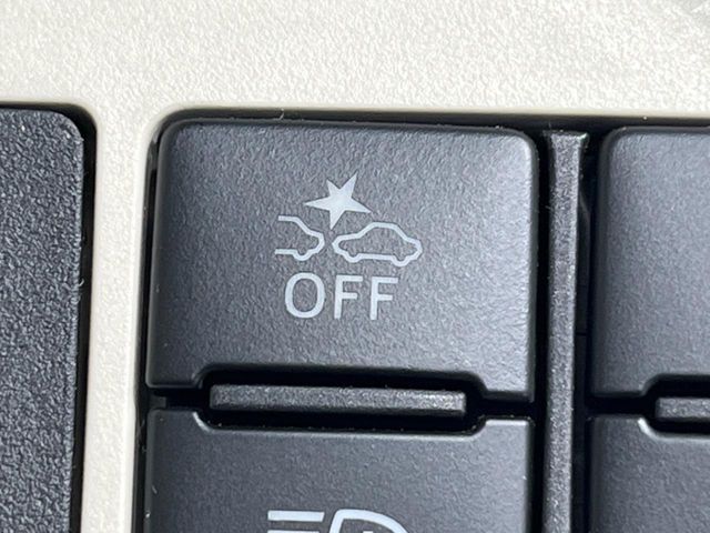 【スマートアシスト】走行中に前方の車両等を認識し、衝突しそうな時は警報とブレーキで衝突回避と被害軽減をアシスト。より安全にドライブをお楽しみいただけます。