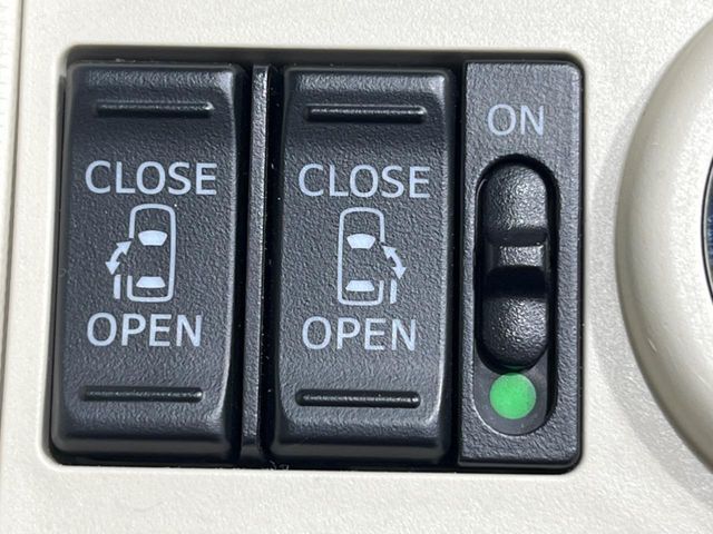 【両側スライドドア】駐車場で隣の車との間隔が狭く乗りにくい時、スライドドアなら安心！ドアオープン時も幅を取らず、開口部が広いので乗り降りがとっても簡単です。大きな荷物の出し入れも後席から可能♪