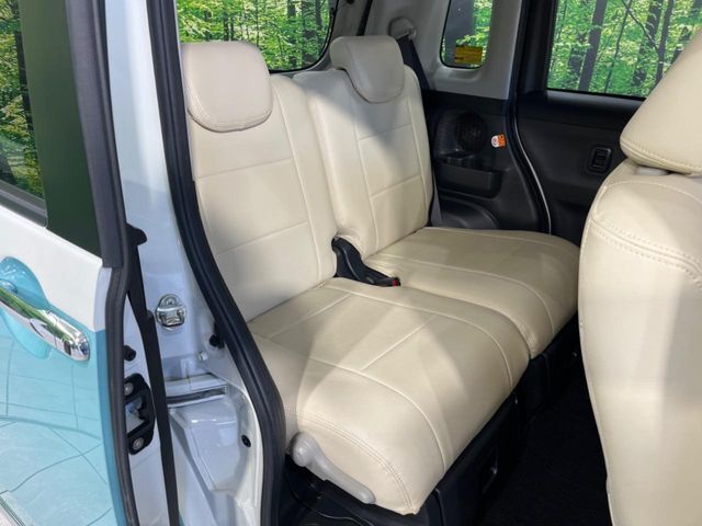 後部座席も気になるようなキズ・汚れやへたり等、大きなダメージはなく、良好な状態です。