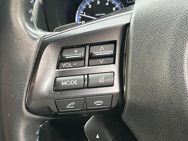 運転席周りのスイッチ類になります。様々な装備がついておりますので、ご不明な点があれば、いつでもお問い合わせお待ちしております。