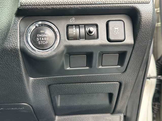 運転席周りのスイッチ類になります。様々な装備がついておりますので、ご不明な点があれば、いつでもお問い合わせお待ちしております。