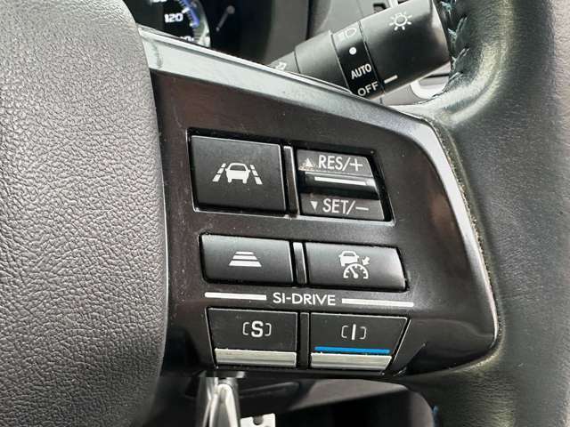 運転席周りのスイッチ類になります。様々な装備がついておりますので、ご不明な点があれば、いつでもお問い合わせお待ちしております。