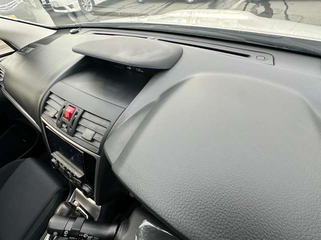 運転席周りのスイッチ類になります。様々な装備がついておりますので、ご不明な点があれば、いつでもお問い合わせお待ちしております。