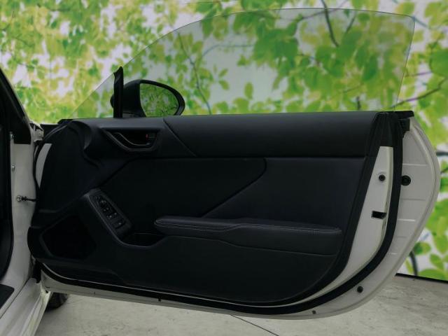 WECARSでは各商談席に大型モニターをご用意しております！見やすい大画面でゆったりと全国の在庫をご覧いただけます！是非ご来店お待ちしております！