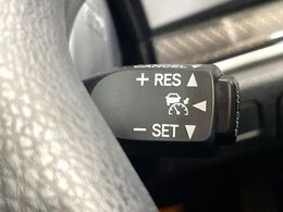 【クルーズコントロール】高速道路もラクラク走行。アクセルを離しても一定速度で走行ができ、長距離運転時の負担を軽減！加速・減速も簡単なスイッチ操作で調整できます。