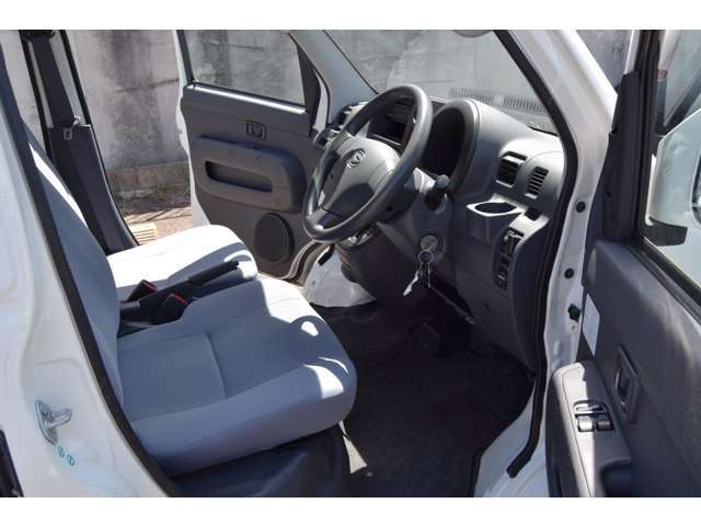 室内清掃済みです。集中ロック車です。