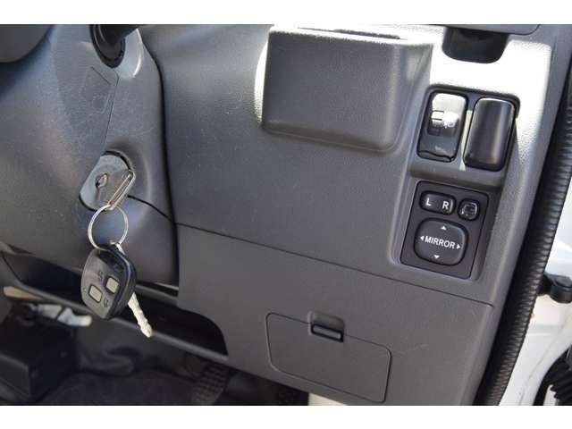 キーレスキー、電動コントロールミラー