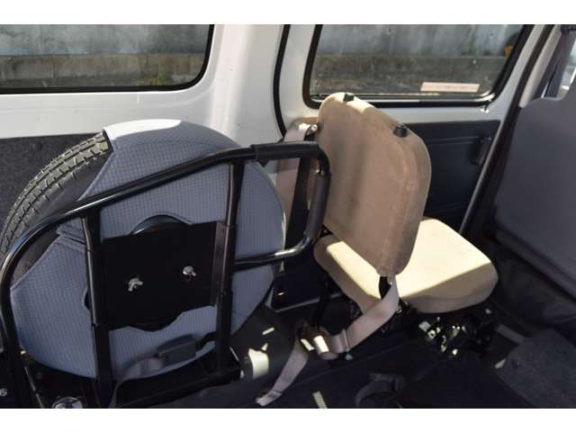 補助員用イス＆予備タイヤ