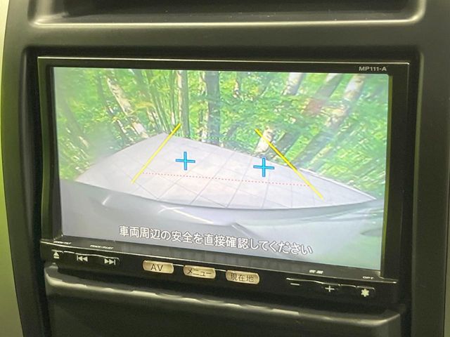 【バックカメラ】駐車時に後方がリアルタイム映像で確認できます。大型商業施設や立体駐車場での駐車時や、夜間のバック時に大活躍！運転スキルに関わらず、今や必須となった装備のひとつです！
