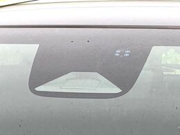 【ホンダセンシング】走行中に前方の車両等を認識し、衝突しそうな時は警報とブレーキで衝突回避と被害軽減をアシスト。より安全にドライブをお楽しみいただけます。