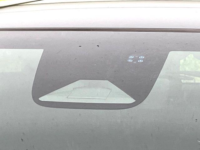 【ホンダセンシング】走行中に前方の車両等を認識し、衝突しそうな時は警報とブレーキで衝突回避と被害軽減をアシスト。より安全にドライブをお楽しみいただけます。