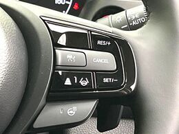 【アダプティブハイビーム】遠くまで明るく照らすハイビームを先行車や対向車に照射しない様、自動で調整！毎回手動で切り替える必要がなく、夜間走行時のストレスも軽減。安全性向上にも寄与します。