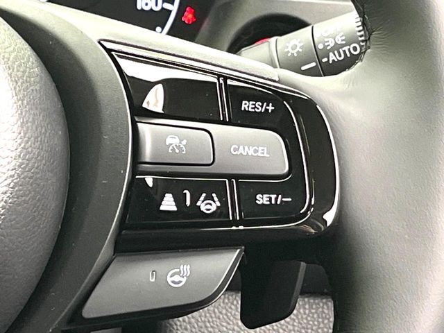 【アダプティブハイビーム】遠くまで明るく照らすハイビームを先行車や対向車に照射しない様、自動で調整！毎回手動で切り替える必要がなく、夜間走行時のストレスも軽減。安全性向上にも寄与します。