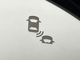 【ブラインドスポットインフォメーション】走行中、ドアミラーの死角になりやすい箇所に後続車が接近するとサイドミラー付近に警告を表示、ドライバーに注意喚起をしてくれます。