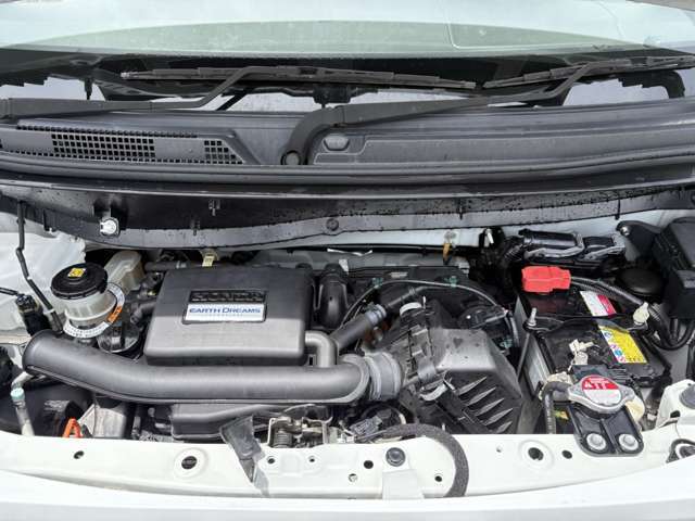 【エンジンル―ム】タイヤ比較的綺麗に保たれています☆また納車前にエンジンルーム内の簡易清掃をさせて頂きますので、綺麗な状態でご納車させて頂きます☆ご質問はお気軽にお問い合わせからお申し付けください♪