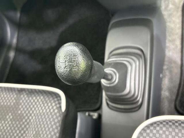 WECARSの展示場では実際に見て、触ってお車をお選びいただけます！知識の豊富な営業スタッフが様々なカーライフをご提案いたします！