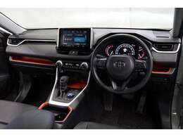 50系トヨタのRAV4、現行モデルが入荷しました。レギュラーで走行するHV車です。車両重量1630kg・WLTCモード燃費は15.2km/L・直列4気筒エンジン・171馬力のお車です（※カタログ参照）