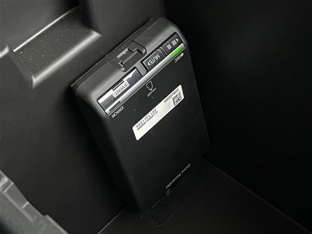 【ドライブレコーダー】映像・音声などの運転中の記録を残します。事故などを起こした起こされた時の証拠になりえますので、もしも時でも安心ですね。