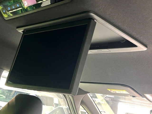 【フリップダウンモニター】大画面モニターで後席でもエンタメをお楽しみいただけます。小さなお子様にも大人気の装備です♪