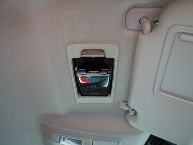 ETC車載機は専用ボックスにてバイザー裏に隠れて装着されております。トップシーリング（天井）の状態もご覧ください。きれいな状態となっております。