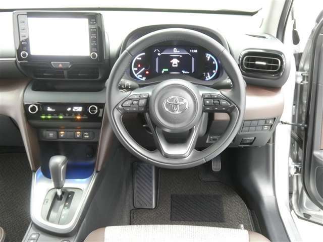 【徹底洗浄クリーニング実施済】運転席からの視界はこんな感じです☆お気軽にご来店いただき、実際に座って是非お確かめください。ドライバーに寄り添う快適な操作フィールをもたらすステアリングです。