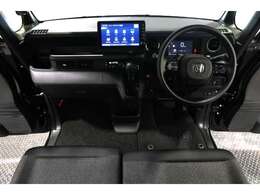 ドライバーを包み込むように、ディスプレーやスイッチ、コンソールを配置。座った瞬間から運転への期待が！空間そのものの心地よさにこだわっています。