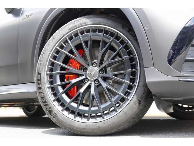 ホイールは、AMG21インチAWを装着しており、特別仕様でマットブラック仕上げになっており、とても格好良い仕上がりです！　タイヤサイズは、Fr265/40ZR21　Rr295/35ZR21となります！
