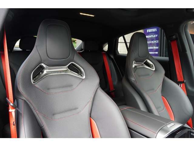 有償オプションである「AMGパフォーマンスシート」や「マルチコントロールシートバック」「シートベンチレーション」が標準装備されております！　シートステッチやシートベルトはレッドとなります！