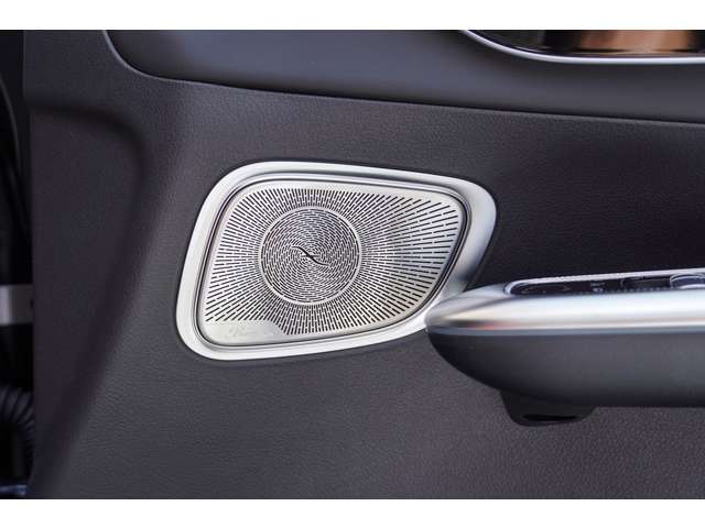 「Burmester3Dサラウンドサウンドシステム」が標準装備されております！　「アンビエントライト」も装備されておりますので、お好きなカラーで車内を演出できます！