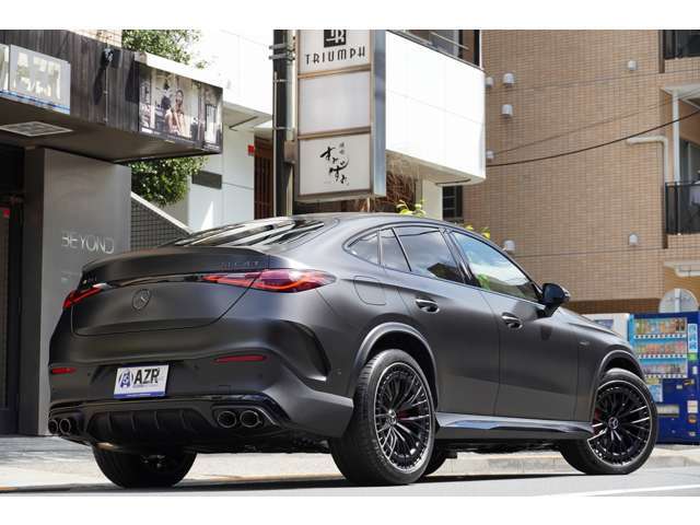 特別仕様車のGLC43クーペが入庫しました！　OP装備が標準装備されております！　その他にもエンブレムなど通常クロームの部分がブラッククロームになっていたり、専用ホイールもマットブラック仕上げです！
