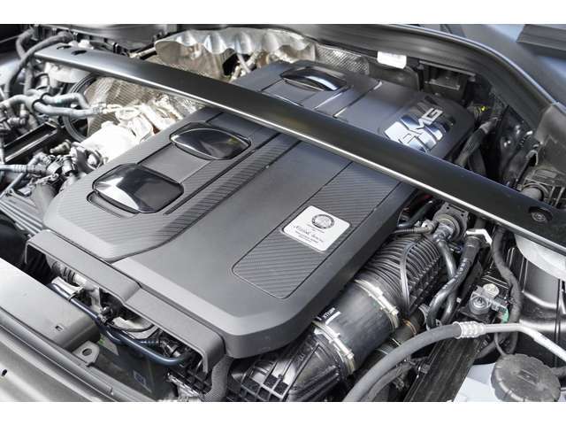 エンジンは、2リッター直列4気筒ターボエンジンを搭載しております！　「AMGダイナミックエンジンマウント」が装備されておりますので、パワフルな走りでも、マウント硬度を自動調整してくれます！