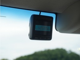 ◆ドライブレコーダー◆映像・音声などを記録する自動車用の装置です。　もしもの事故の際の記録はもちろん、旅行の際の思い出としてドライブの映像を楽しむことができます。