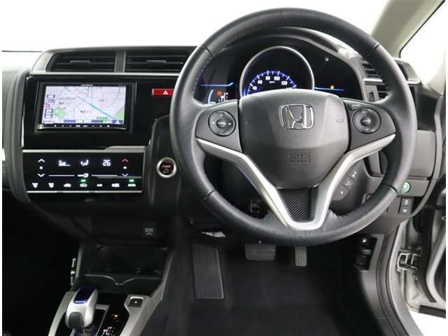 運転席からの操作もしやすいインパネ配置と、見切りのいいアイポイントですので、お車の操作性にも優れていますよ！快適・安心・安全です！！