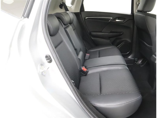 リアシートも厚く、長時間の移動もらくらくです！車種によってはラゲージスペースやトランクへのアクセスも可能！乗り心地・使い勝手共に充実です！！