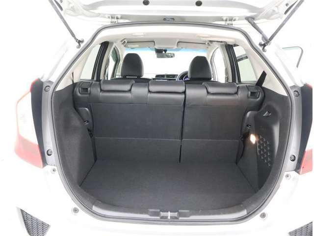 ラゲージスペースだって広々です！車種によっては床下収納やシートを動かして更にお荷物積めちゃいます♪