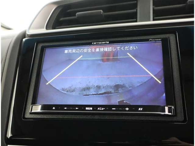 『バックモニター』バックギアを入れると自動で後方が確認でき、車庫入れが苦手な方も楽ちんです！！