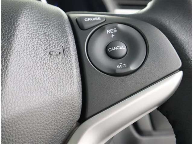 ステアリングスイッチは、各種設定や安全装置のON・OFF、クルーズコントロール、オーディオの操作などをお手元で操作できる便利な装備です！（車種・グレードにより仕様が異なります）