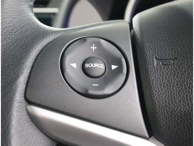 ステアリングスイッチは、各種設定や安全装置のON・OFF、クルーズコントロール、オーディオの操作などをお手元で操作できる便利な装備です！（車種・グレードにより仕様が異なります）