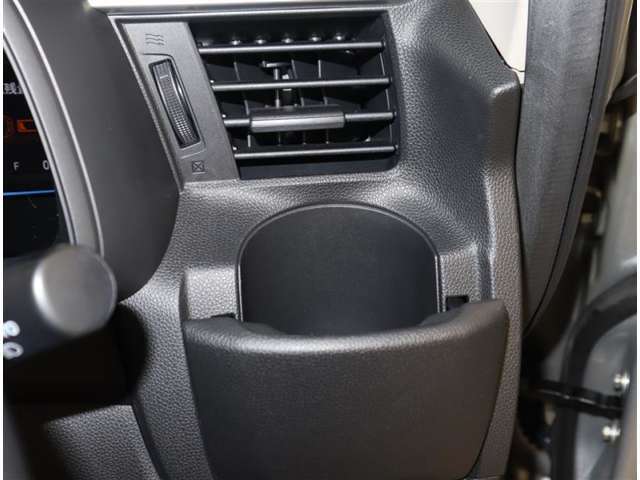 カップホルダー！やはりしっかりしている純正の装備が良いですね！