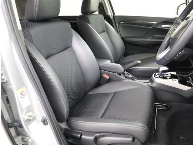 包み込むようなホールド感のあるシートでお車の操作性だけでなく、運転中の疲れも軽減！長時間の運転やお体をしっかりサポートします！