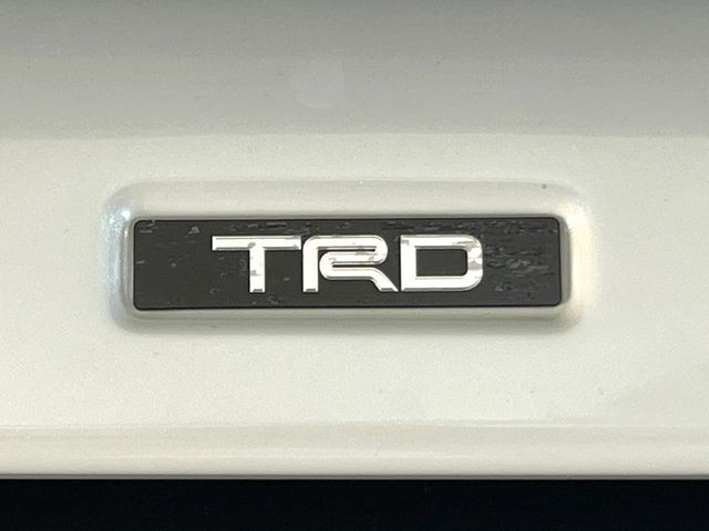 【TRDエアロ】人気のTRDエアロを装備！クルマの外観がよりスタイリッシュになり、街中で存在感あふれる1台に♪将来買い替える時にもリセールに影響しやすく、価値ある人気の装備です！
