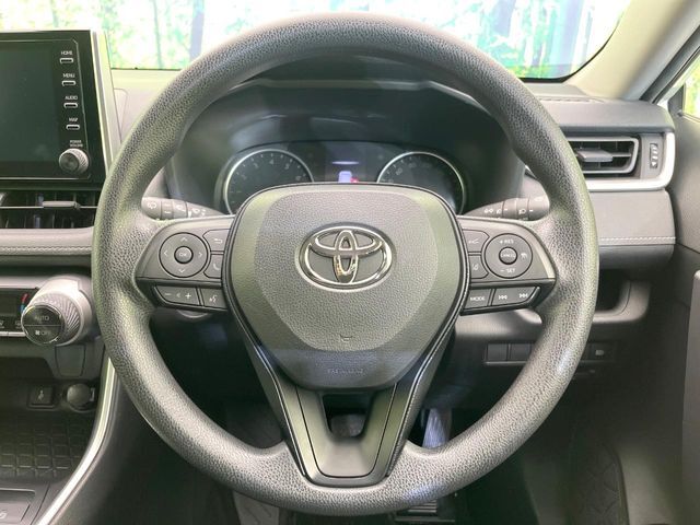 インテリアに合わせたデザインのステアリングは、運転される方のことも考え、運転しやすい形状、大きさです。是非一度、実際に触ってお確かめください。