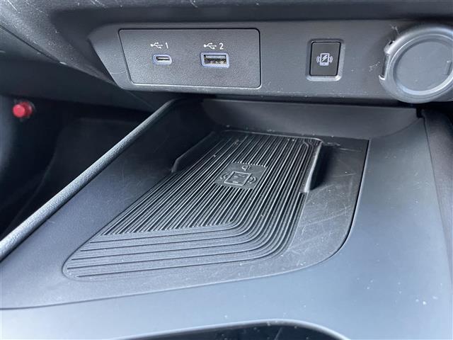 【フロアマット】車内を綺麗に保つのには必須のアイテムです。当店ではフカフカな新品マットも絶賛取り扱い中！ぜひご相談くださいませ。
