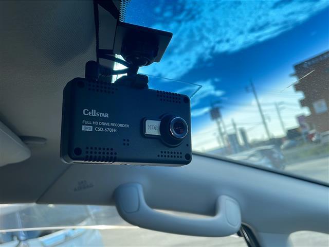 【　ドライブレコーダー　】運転中や駐車中の事故を証拠映像で残すことができるドライブレコーダー。車のナンバーや人物など周囲の状況を映像で残せるので、今はあおり運転の対策としても注目されていますよね！