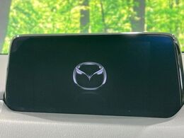 【マツダコネクト】車内の雰囲気にマッチした一体型タイプのディスプレイ。各種車輌設定やBluetooth再生等、様々な機能が楽しめます。専用SDカードのご購入で、ナビ機能も使用出来ます。