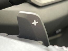 【パドルシフト】ハンドルから手を離さずに素早くシフトアップ＆ダウンができるので、エンジンブレーキを使う下り坂や高速道路の合流で加速したい場面で役立ちます。