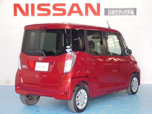 狭い駐車場での乗り降りや荷物の出し入れにとても便利なスライドドア