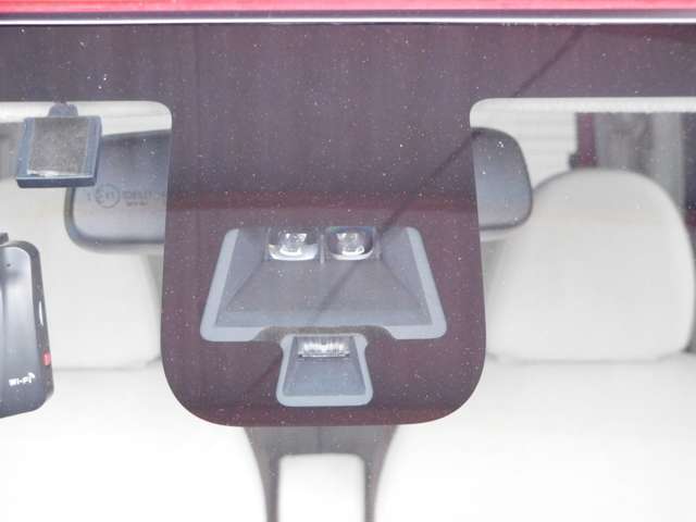 前方の車両を検知。 衝突軽減ブレーキ装備で安心です